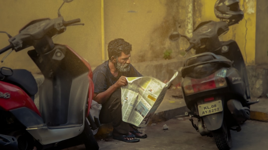 장기렌트 계약서 위약금 조항 세부 내용 확인하는 장면